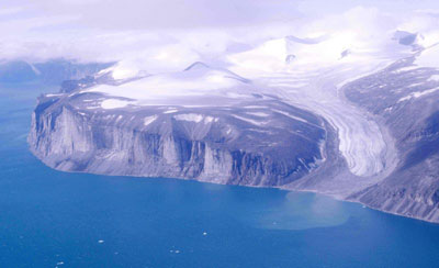 Nordost-Küste von Baffin Island mit einer über eine schräge Ebene abrutschende Gletscherzunge 